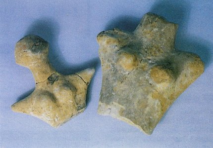 Fragmente weiblicher Tonstatuetten aus der Kreisgrabenanlage des 5. Jahrtausends v. Chr. © Perchtoldsdorfer Rundschau