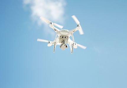 Ferngesteuerte Drone © Ahmed Saffu - https://unsplash.com/