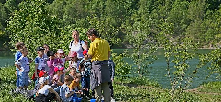 Schulprojekt Fischerwiesen - im Besucherbereich am See