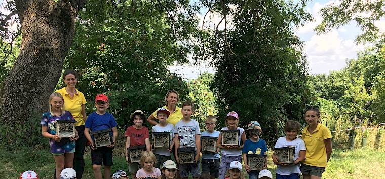 Unsere Naturerlebniswochen-Gruppe im Juli mit den fertigen Wildbienen-Nisthilfen