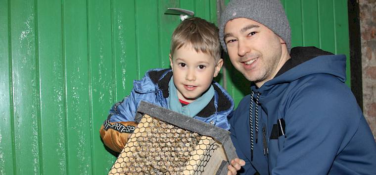 Auch die Kinder halfen fleißig beim Bauen der Wildbienen-Nisthilfe. © FdPH