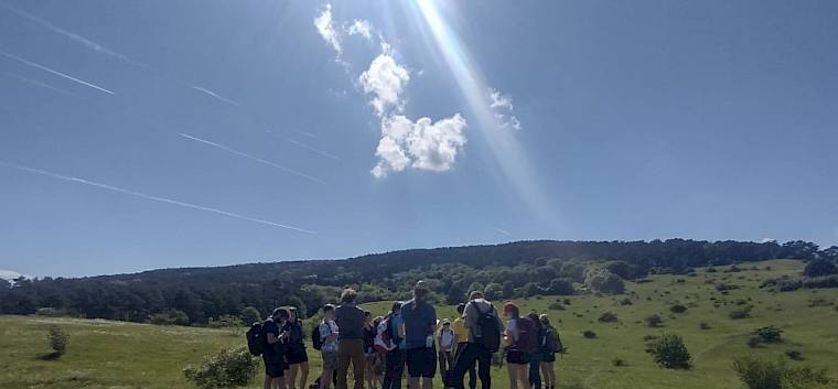 Die Ökologie-Student*innen erfahren Wissenswertes über die Heide. © FdPH