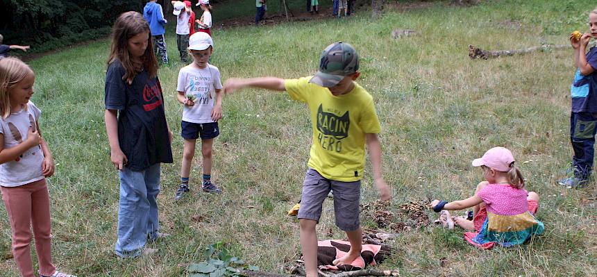 Bei der Natuerlebniswoche trainieren wir alle Sinne. Den selbst gebauten Barfußpfad zu ertasten macht großen Spaß! © FdPH/F. Hohn