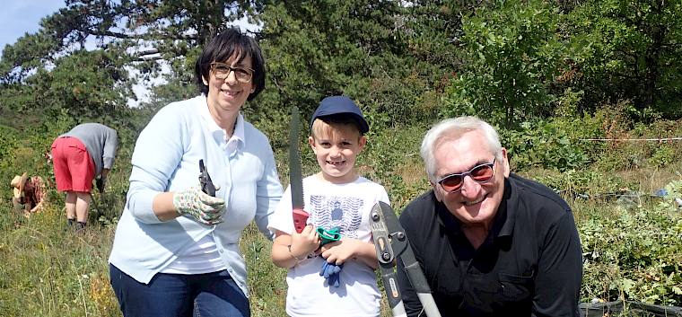 Heidepflege - für alle ist die richtige Arbeit dabei! Eltern und Großeltern mit Kindern sind herzlich willkommen! © FdPH/I. Drozdowski