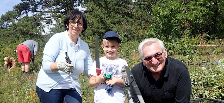 Heidepflege - für alle ist die richtige Arbeit dabei! Eltern und Großeltern mit Kindern sind herzlich willkommen! © FdPH/I. Drozdowski