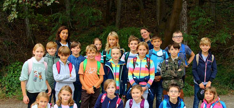 Die Schüler*innen der 4A der VS Roseggergasse bei der Heidepflegewoche. © FdPH