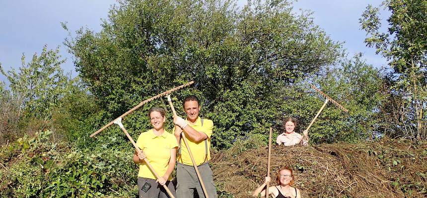 Freiwillige Helfer*innen bei der Heidepflegewoche am Donnerstag Nachmittag - Team auf der Großen Heide © FdPH