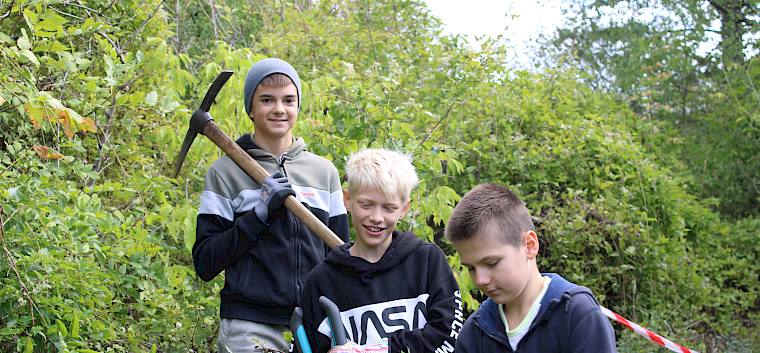 Mit Krampen, Astschere und viel Motivation für die biologische Vielfalt! © FdPH/ F.Hohn