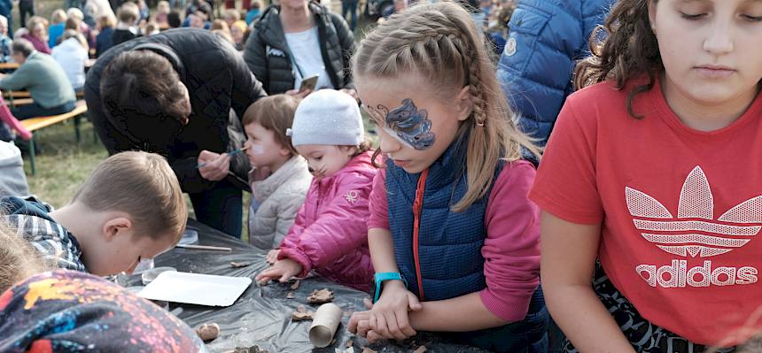 Heidefest-Kinderprogramm: Beim Bastelstand. © FdPH/J. Fischer