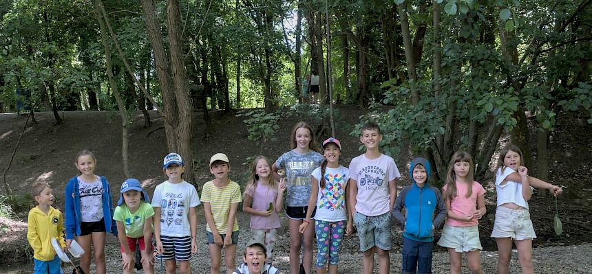 Gemeinsam entdeckten heute 13 Kinder die faszinierende Tierwelt im Liesingbach. ©FdPH/ A. Temel