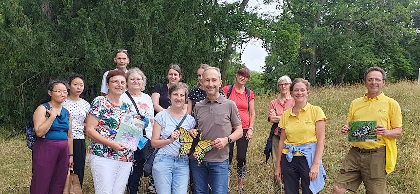Heute trafen sich 14 naturinteressierte Besucher:innen zu einer Führung auf der vom Heideverein betreuten Naturwiese im Begrischpark. © LPV/J. Ilmaier
