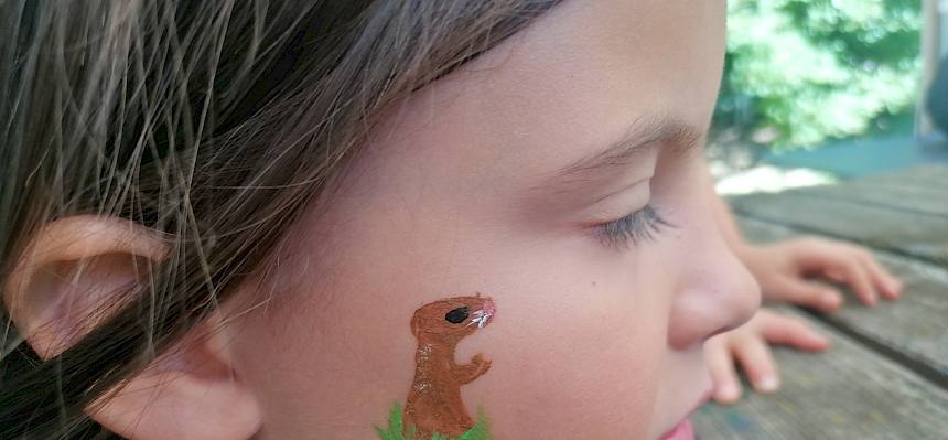 Am Schminktisch konnten sich die Kinder ihre Lieblingstiere auf die Wange zeichnen lassen. © FdPH/Girsch