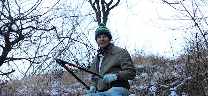 Um die artenreichen Trockenrasen zu erhalten, schnitten die engagierten Freiwilligen aufkommende Sträucher und Bäume zurück. © FdPH/F. Hohn
