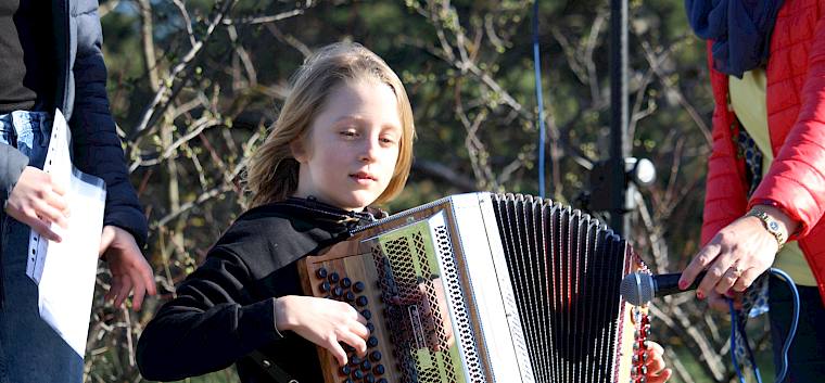 Großartige musikalische Begleitung von Heide-Musikerin Agnes Pröll auf der Knöpferharmonika. © FdPH/F. Hohn