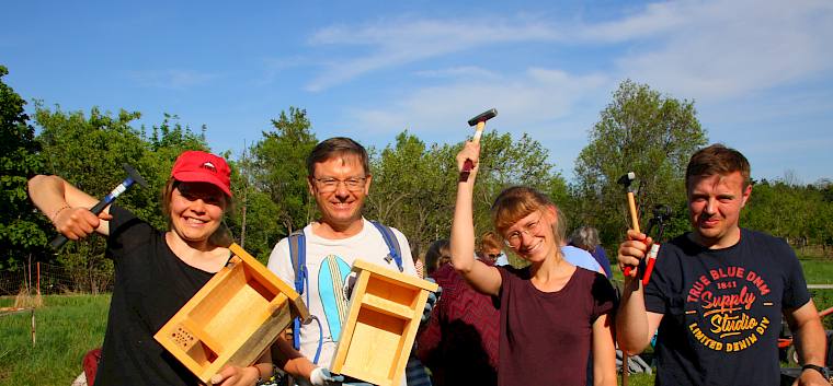 Schon bald stellen die Nisthilfen bestimmten Wildbienen-Arten einen Brutplatz zur Verfügung und fördern die Beobachtbarkeit der Wildbienen im heimischen Garten oder am Balkon. ©FdPH/I. Drozdowski
