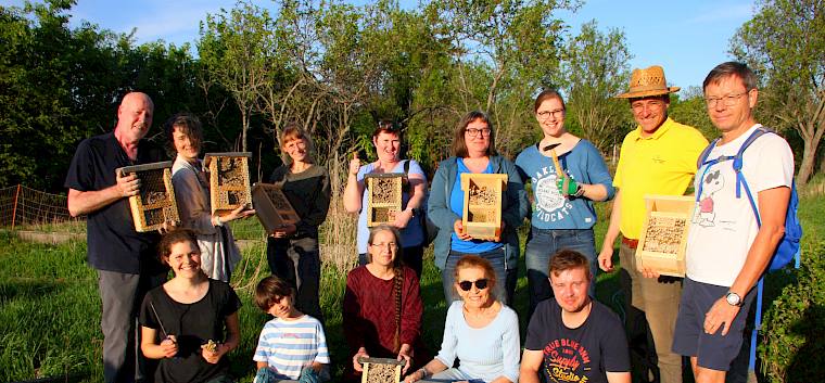 Die Teilnehmer:innen des Wildbienen-Nisthilfen-Kurses mit ihren Werken. ©FdPH/I. Drozdowski