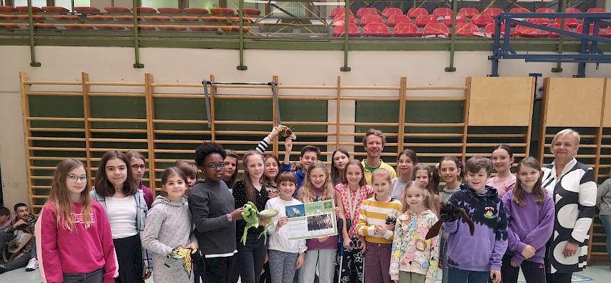 Die Schüler:innen der 1a des BG/BRG Roseggergasse freuten sich über die Urkunde. ©FdPH/L. van Ginderachter