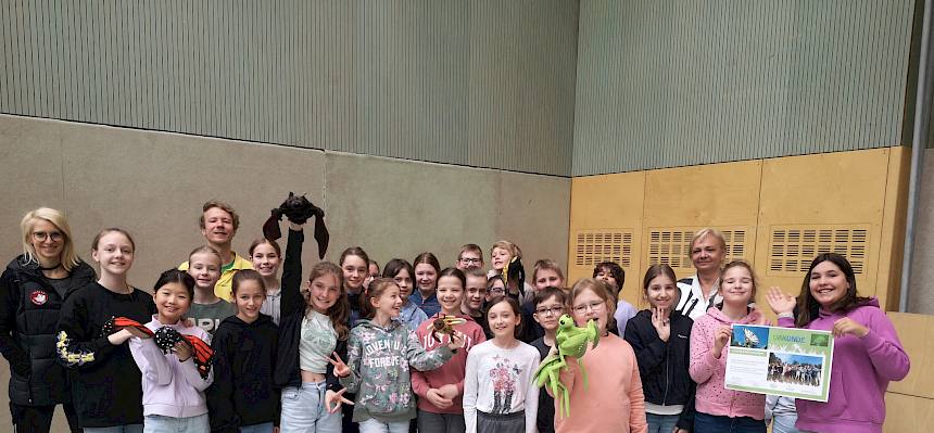 Die Schüler:innen der 1c des BG/BRG Roseggergasse freuten sich über die Urkunde. ©FdPH/L. van Ginderachter