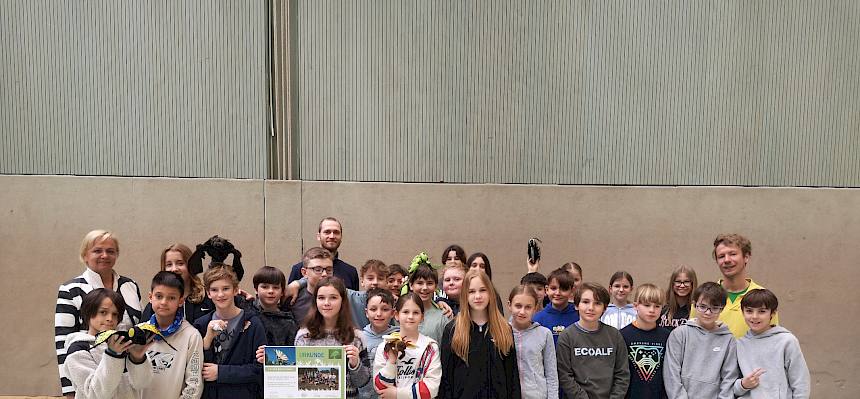 Die Schüler:innen der 1f des BG/BRG Roseggergasse freuten sich über die Urkunde. ©FdPH/L. van Ginderachter