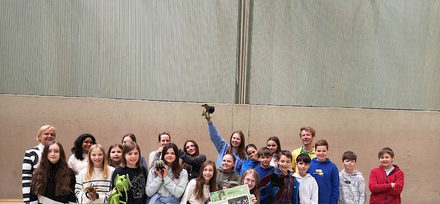 Die Schüler:innen der 2a des BG/BRG Roseggergasse freuten sich über die Urkunde. ©FdPH/L. van Ginderachter