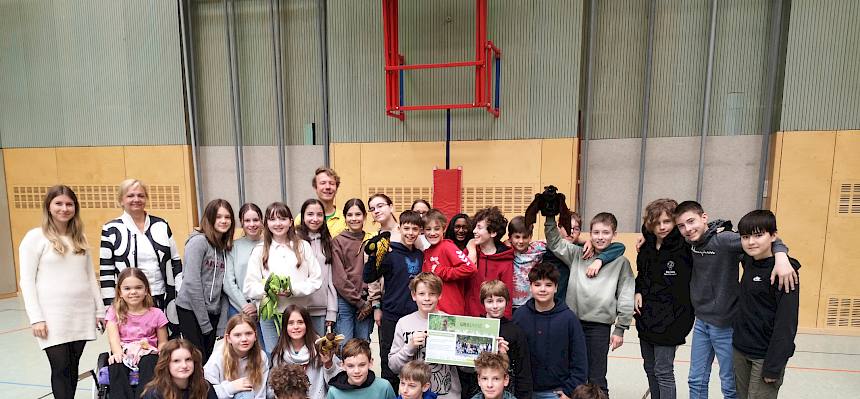 Die Schüler:innen der 2e des BG/BRG Roseggergasse freuten sich über die Urkunde. ©FdPH/L. van Ginderachter