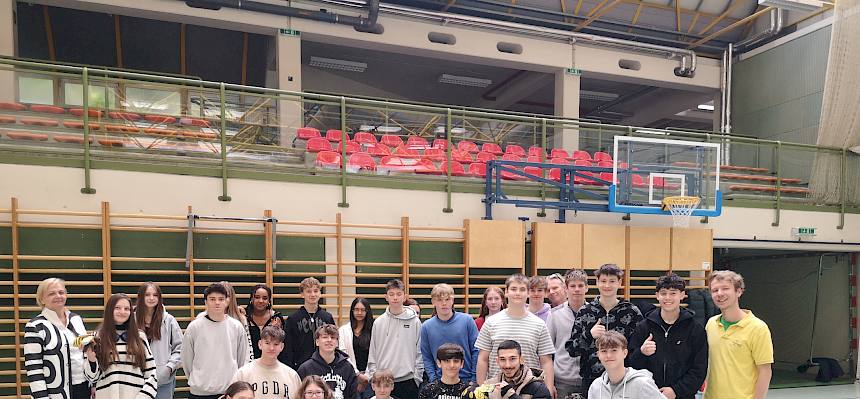 Die Schüler:innen der 5c des BG/BRG Roseggergasse freuten sich über die Urkunde. ©FdPH/L. van Ginderachter