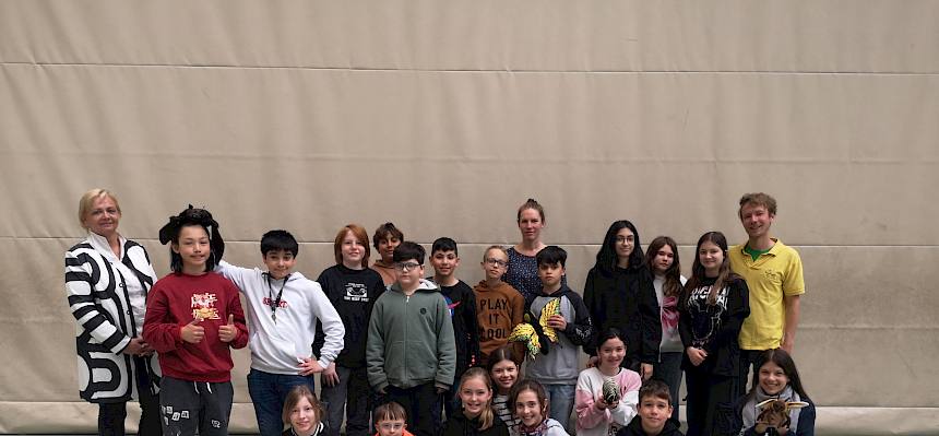 Die Schüler:innen der 1b der IBMS Roseggergasse freuten sich über die Urkunde. ©FdPH/L. van Ginderachter