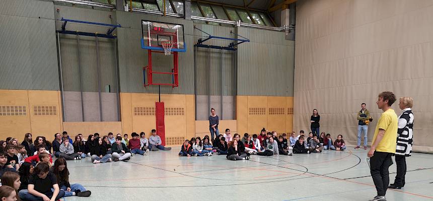 In der Turnhalle des Schulgebäudes versammelten sich alle Klassen, um die Urkunden als Zeichen der Dankbarkeit zu übernehmen. ©FdPH/L. van Ginderachter