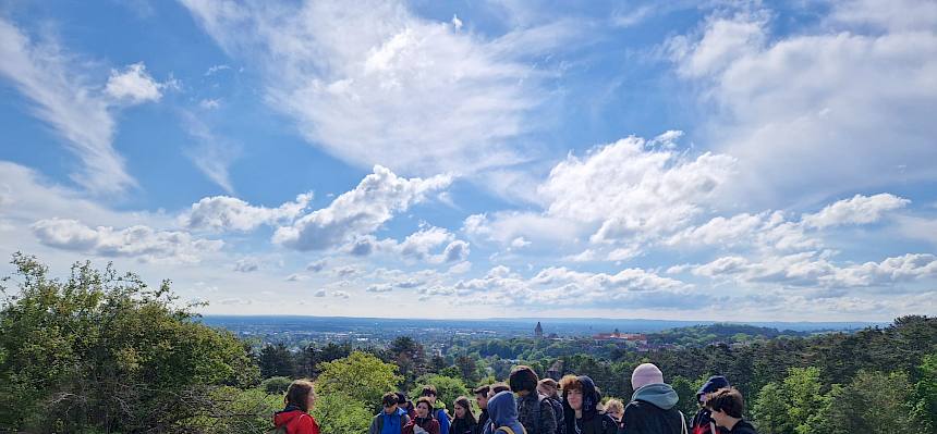 Die Teilnehmer:innen der HBLFA an der Exkursion auf der Perchtoldsdorfer Heide. © Clemens-Anna Grabner