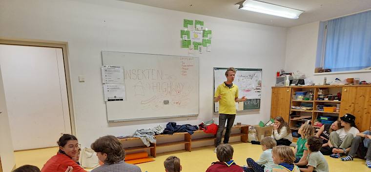 Die Kinder und Jugendlichen erfuhren allerlei Hintergründe zum gemeinsamen Projekt "Insekten-Highway" und überlegten, warum es auch in der Stadt bunt-blühende Flächen braucht. © FdPH/B. Sabek