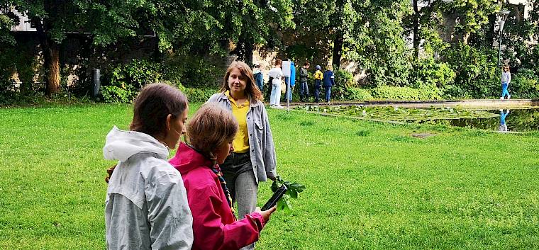 Die Entdeckungen aus dem Zellpark wurden sofort mit dem Handy fotografiert und mit der Naturforschungs-App "iNaturalist" festgehalten. © FdPH/F. Hohn