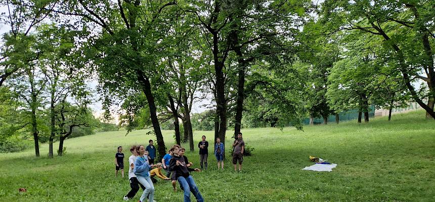 Eine schnelle Runde "Wo ist mein Ziesel?" rundete die Naturführung ab. © FdPH/B. Sabek