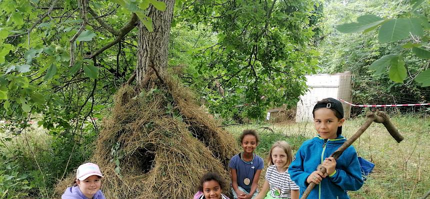 Das Lager-Bauen machte den jungen Naturforscher:innen besonders großen Spaß! © FdPH/Girsch