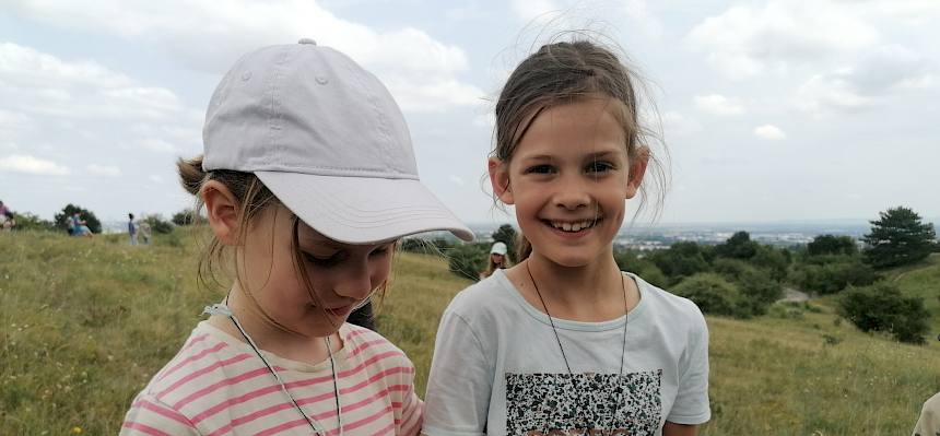 Die Becherlupensuche machte den jungen Naturforscher:innen großen Spaß! © FdPH/Girsch