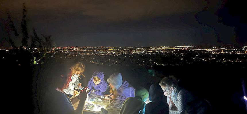 Bis spät in die Nacht waren die Naturinteressierten auf der Heide unterwegs. © LPV/S. Engel