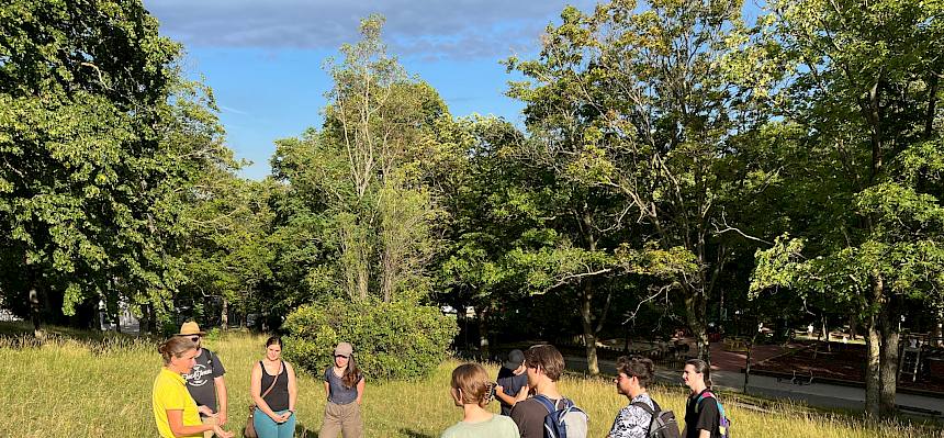 Heute trafen sich neun naturinteressierte Besucher:innen, darunter viele Student:innen unterschiedlicher Fachrichtungen, zu einer spannenden Führung im Begrischpark. © FdPH/A. Mrkvicka