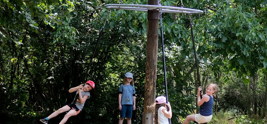 Das Karussell am Spielplatz machte den Kindern großen Spaß. © FdPH/J. Fischer