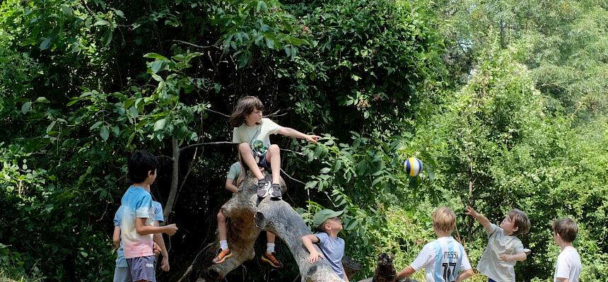 Beim freien Spielen flogen Fuß-, Volley- und Federbälle durch die Lüfte und kleine Rückzugsorte wurden mit Ästen und Heu gebaut. © FdPH/J. Fischer