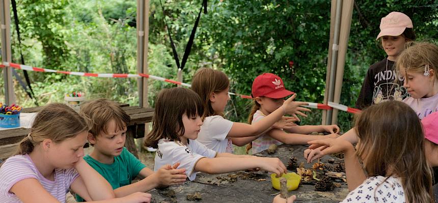 Am Vormittag sammelten wir Naturmaterial entlang des Wanderweges, um am Nachmittag gemeinsam Wald-, Heide- und Naturgeister zu basteln. © FdPH/J. Fischer