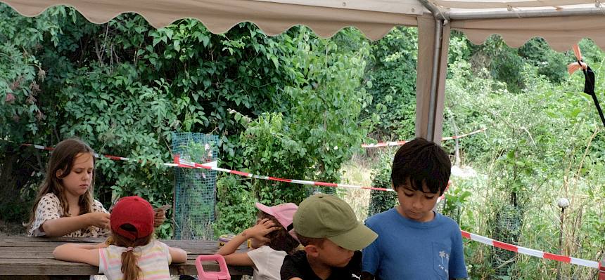 Beim entspannten Tag im Bildungsgarten wurde gelesen, gebastelt, Tipi gebaut und Ball gespielt. © FdPH/J. Fischer