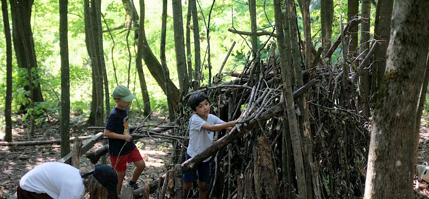 Beim Waldtag wurden drei bereits bestehende Tipis sogleich in Beschlag genommen, mit Räumen erweitert oder innen neu eingerichtet. © FdPH/J. Fischer