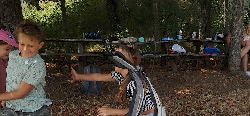 Beim Laufspiel konnten die Kinder selbst in die Rolle von Fledermäusen schlüpfen. Mit verbundenen Augen mussten sie versuchen die Motten zu fangen. © FdPH/F. Hohn