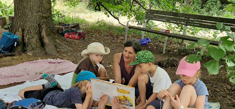 Im Schatten unter der Linde wurde gerne und viel gelesen. © FdPH/B. Sabek