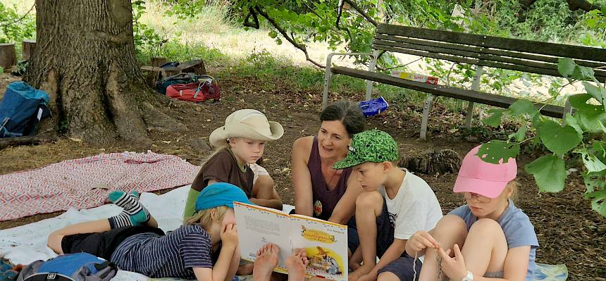 Im Schatten unter der Linde wurde gerne und viel gelesen. © FdPH/B. Sabek