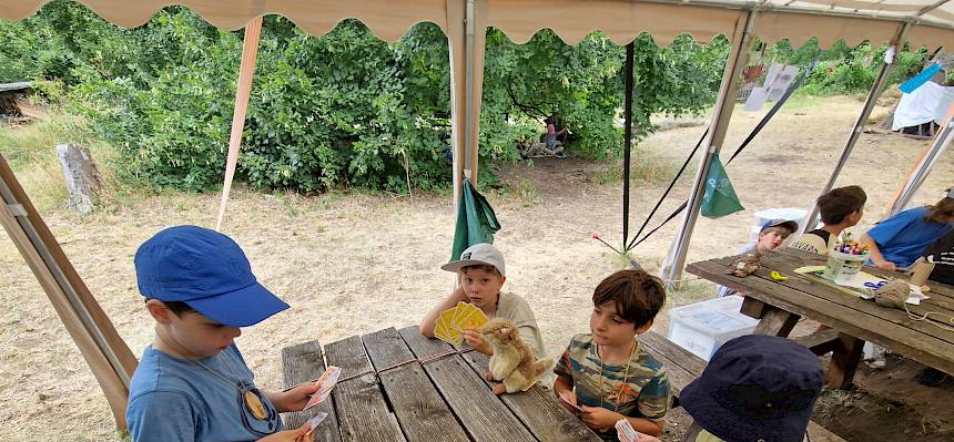 Viel Zeit stand für das freie Spielen zur Verfügung - dabei wurden Spiele gespielt, gebastelt und Tipis gebaut. © FdPH/B. Sabek