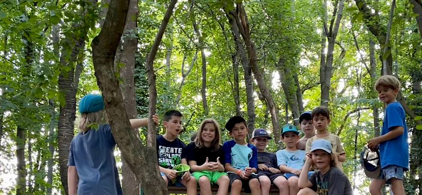 Während einige Kinder abenteuerlich über Baumstämme balancierten und sich Fantasiespiele ausdachten, rätselten andere beim beliebten Spiel „Wer bin ich?“ mit. © FdPH/B. Hopler