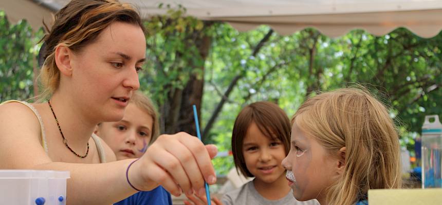 Naturpädagogin Nora stattete die Kinder mit Gesichtsbemalungen aus. © FdPH/L. Strobl