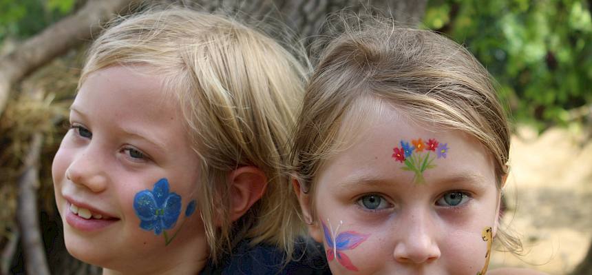 Die Schminkfarben kamen bei den Kindern besonders gut an. © FdPH/L. Strobl