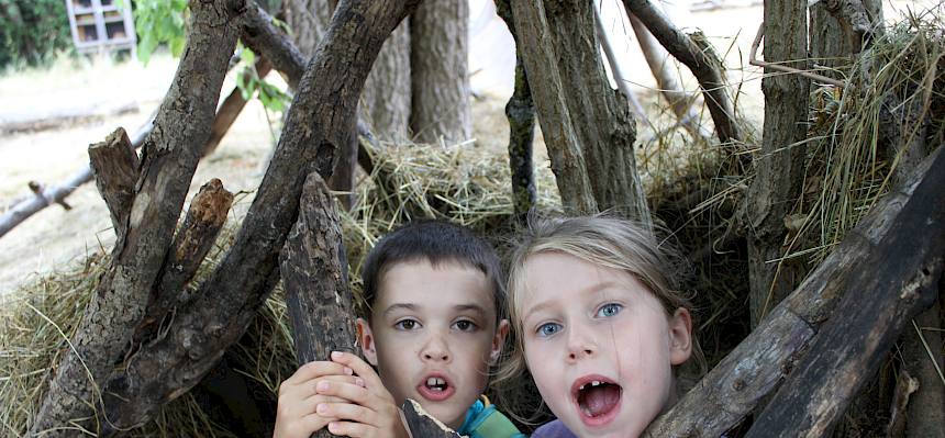 Im Laufe der Woche entstanden tolle Heu-Häuser und Tipis. © FdPH/L. Strobl