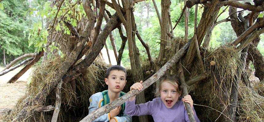 Beim Tipi-Bauen. © FdPH/L. Strobl